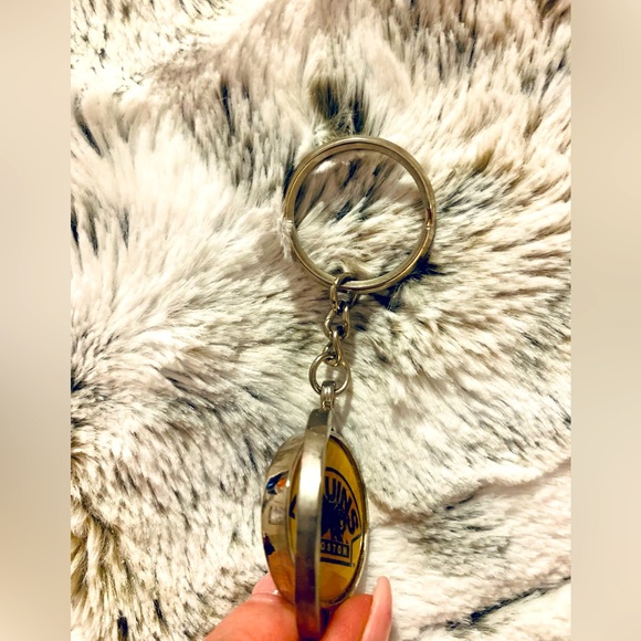 BRUINS HOCKEY NWOT🏒🥅 REVOLVING TWO SIDED SILVER KEY CHAIN GO B’S!!!! 🐻 - Picture 3 of 3